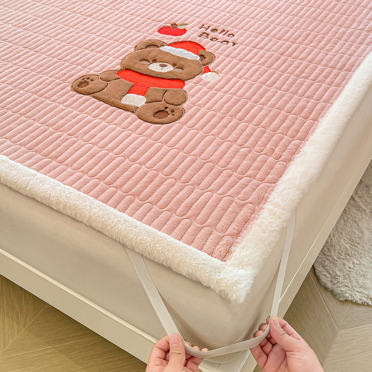 91家纺网 家纺一手货源 找家纺 喜居 2025新款牛奶绒卡通刺绣床褥垫-苹安熊 苹安熊-粉