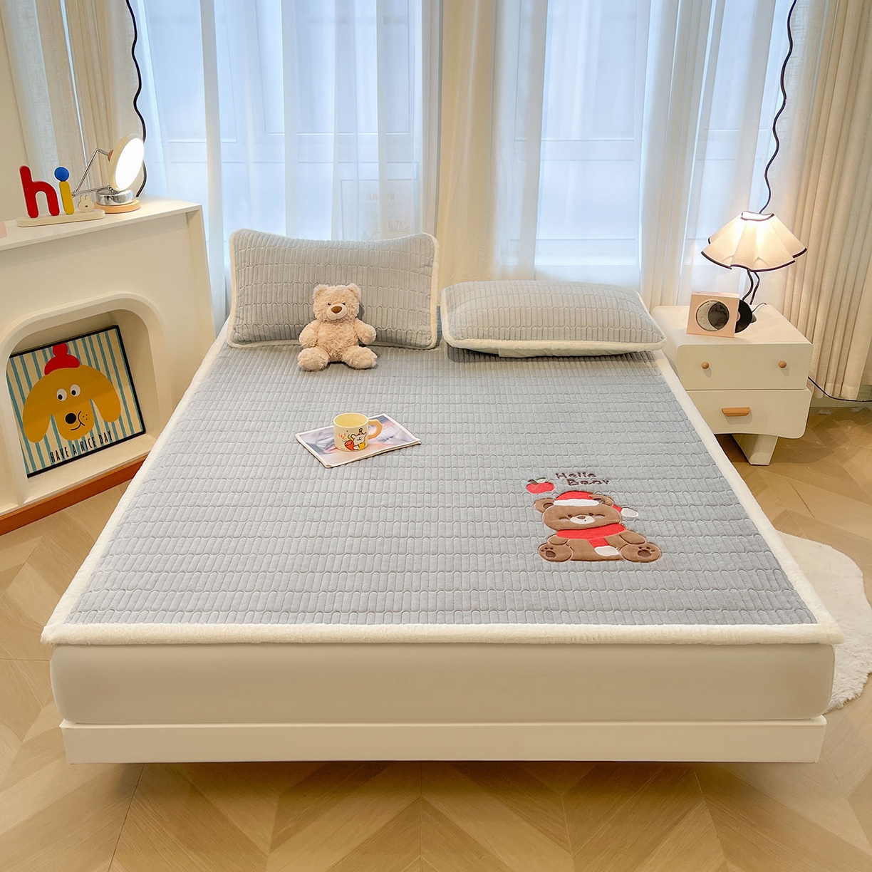 91家纺网 家纺一手货源 找家纺 喜居 2025新款牛奶绒卡通刺绣床褥垫-苹安熊 苹安熊-灰