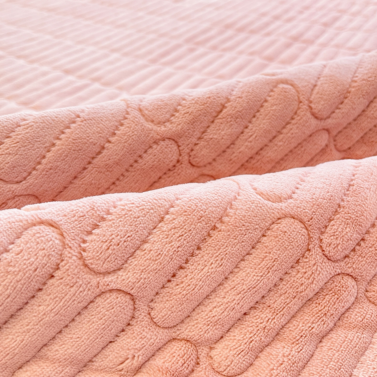 91家纺网 家纺一手货源 找家纺 喜居 2025新款牛奶绒卡通刺绣床褥垫-苹安熊 苹安熊-粉