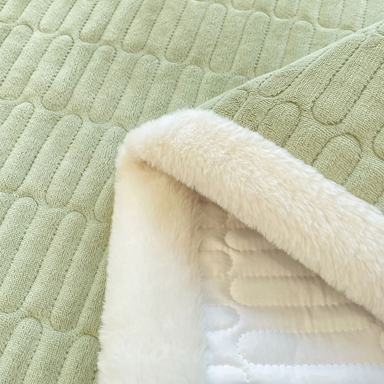 91家纺网 家纺一手货源 找家纺 喜居 2025新款牛奶绒卡通刺绣床褥垫-苹安熊 苹安熊-绿