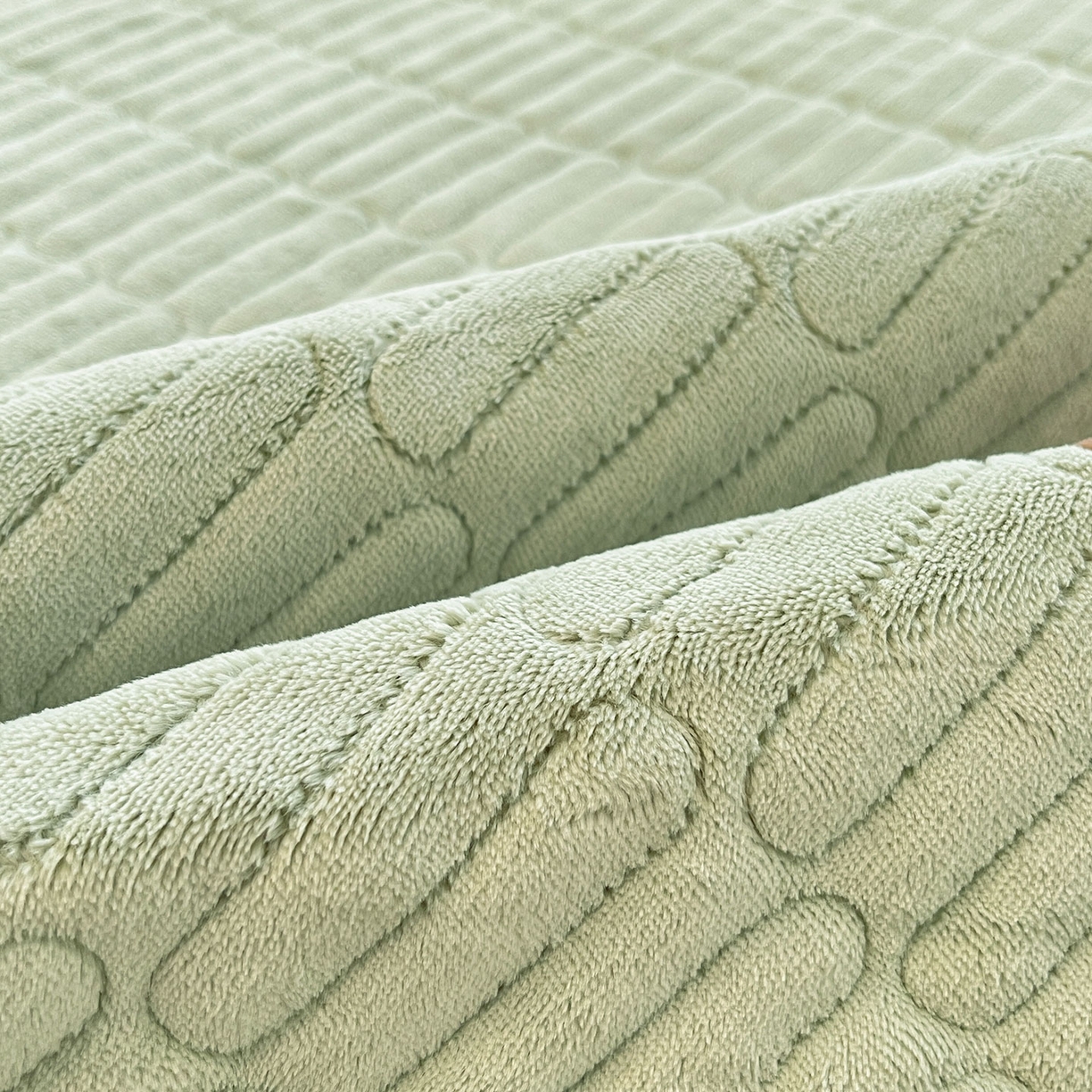 91家纺网 家纺一手货源 找家纺 喜居 2025新款牛奶绒卡通刺绣床褥垫-苹安熊 苹安熊-绿