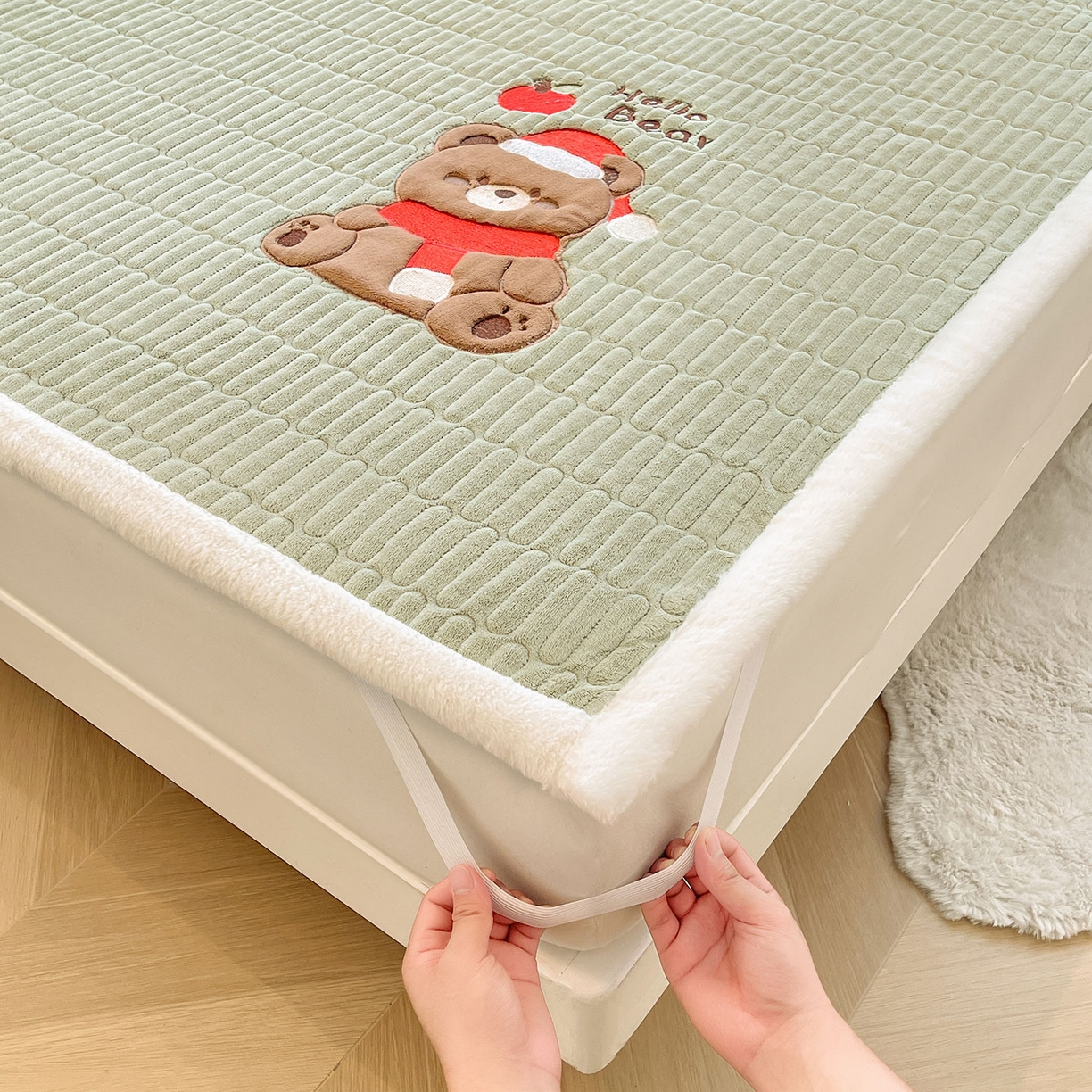 91家纺网 家纺一手货源 找家纺 喜居 2025新款牛奶绒卡通刺绣床褥垫-苹安熊 苹安熊-绿