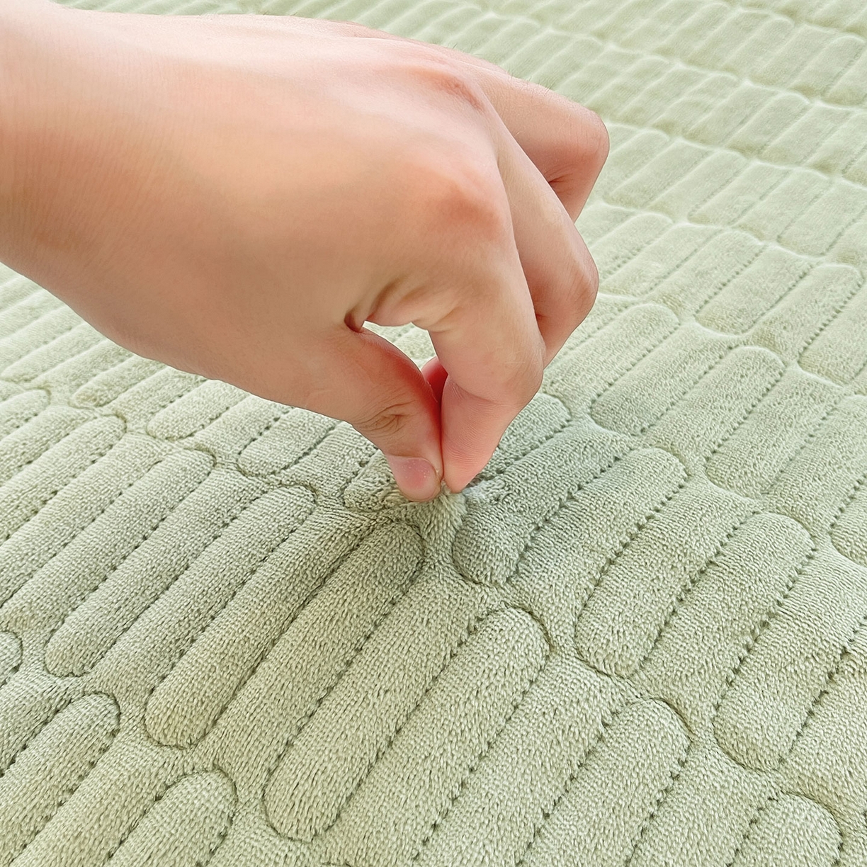 91家纺网 家纺一手货源 找家纺 喜居 2025新款牛奶绒卡通刺绣床褥垫-苹安熊 苹安熊-绿