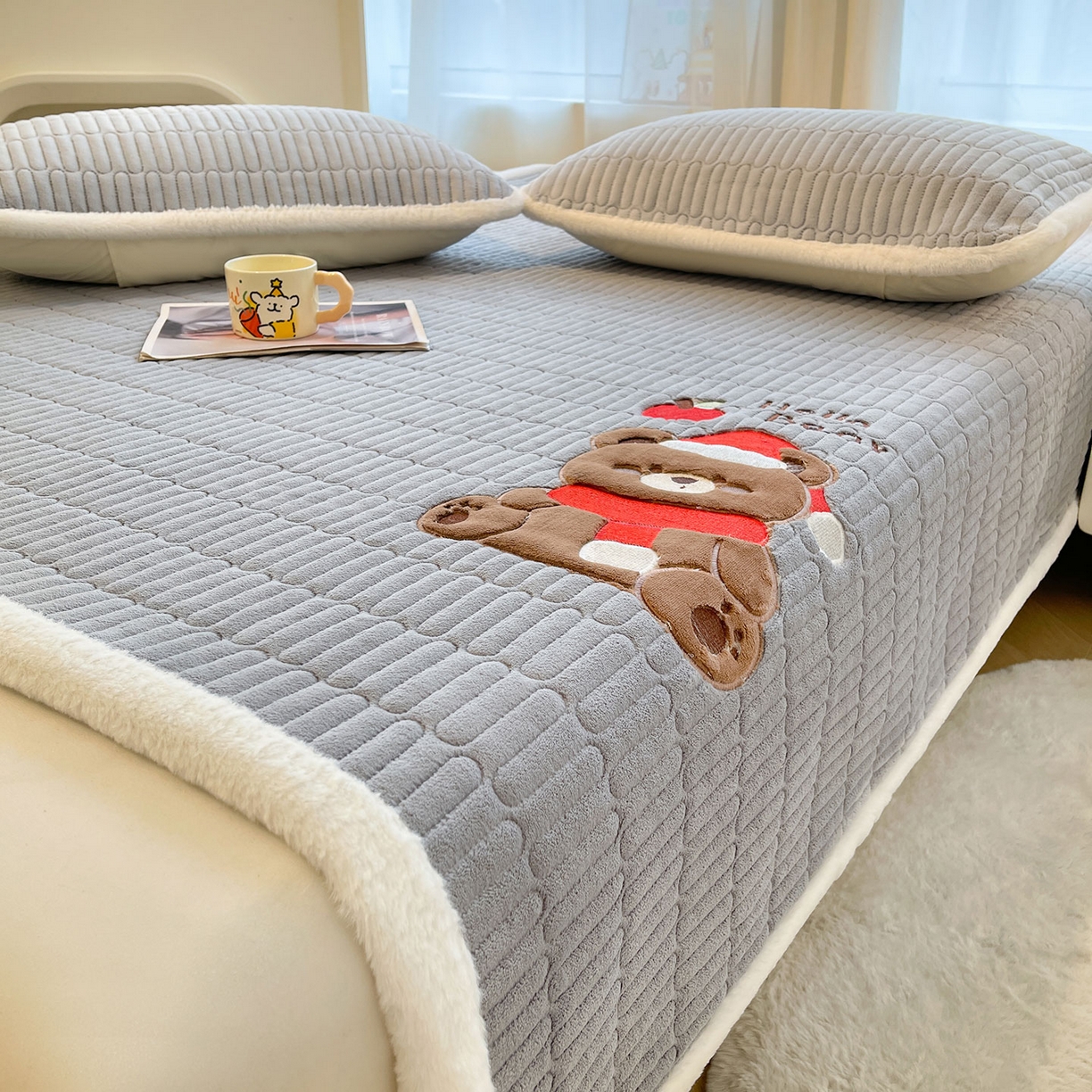 91家纺网 家纺一手货源 找家纺 喜居 2025新款牛奶绒卡通刺绣床褥垫-苹安熊 苹安熊-灰