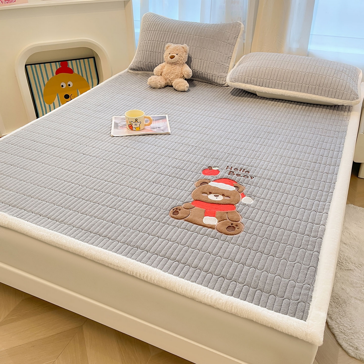 91家纺网 家纺一手货源 找家纺 喜居 2025新款牛奶绒卡通刺绣床褥垫-苹安熊 苹安熊-灰