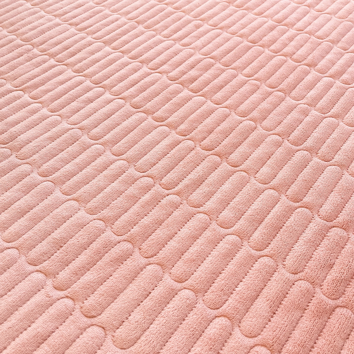 91家纺网 家纺一手货源 找家纺 喜居 2025新款牛奶绒卡通刺绣床褥垫-苹安熊 苹安熊-粉