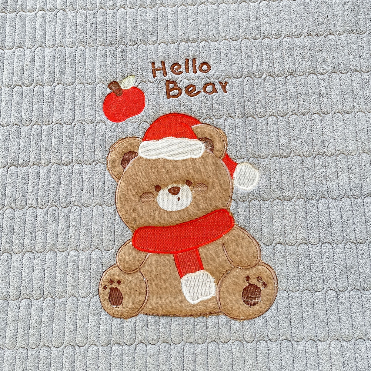 91家纺网 家纺一手货源 找家纺 （总）喜居 2025新款牛奶绒卡通刺绣床褥垫-苹安熊