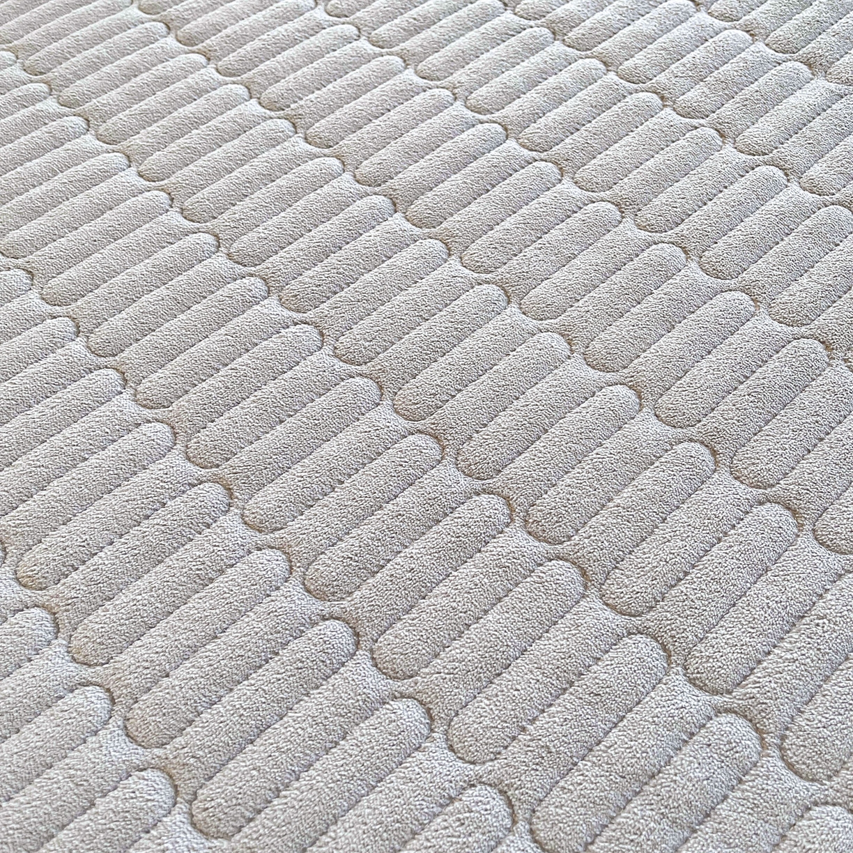 91家纺网 家纺一手货源 找家纺 喜居 2025新款牛奶绒卡通刺绣床褥垫-苹安熊 苹安熊-灰