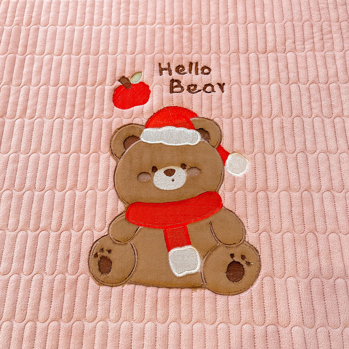 91家纺网 家纺一手货源 找家纺 喜居 2025新款牛奶绒卡通刺绣床褥垫-苹安熊 苹安熊-粉