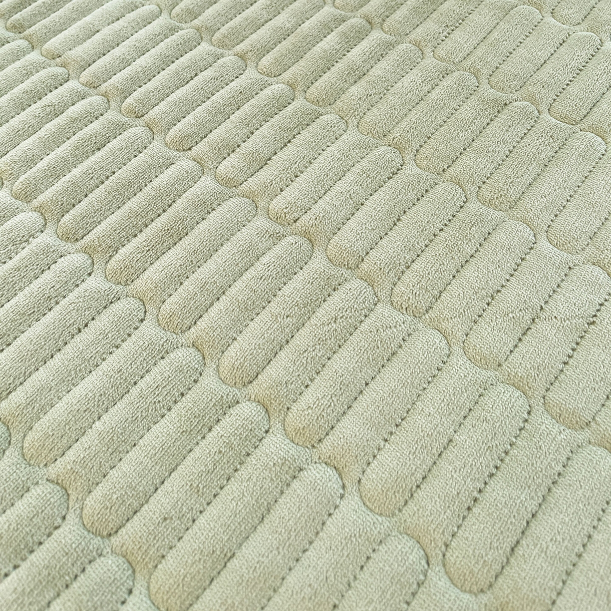 91家纺网 家纺一手货源 找家纺 喜居 2025新款牛奶绒卡通刺绣床褥垫-苹安熊 苹安熊-绿