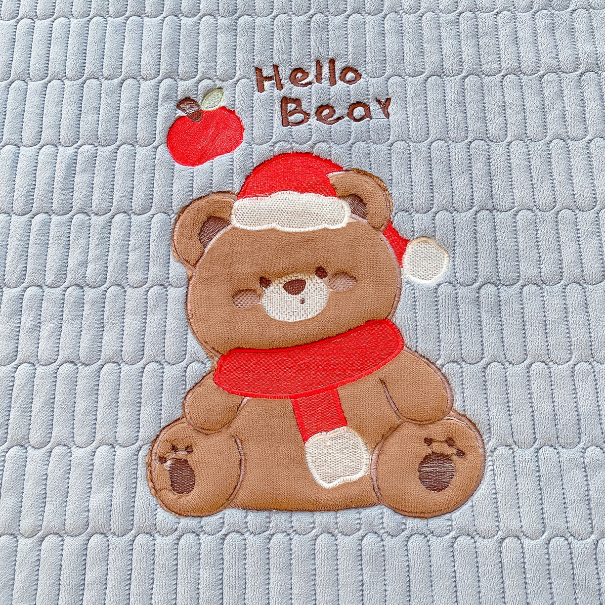 91家纺网 家纺一手货源 找家纺 喜居 2025新款牛奶绒卡通刺绣床褥垫-苹安熊 苹安熊-蓝