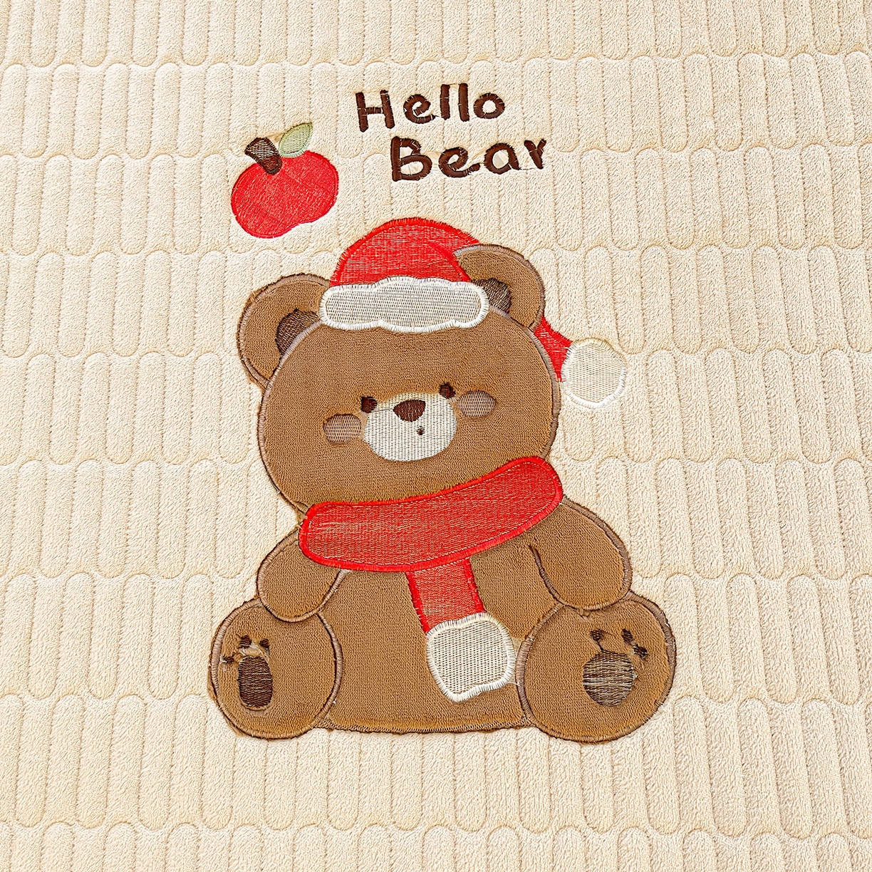 91家纺网 家纺一手货源 找家纺 喜居 2025新款牛奶绒卡通刺绣床褥垫-苹安熊 苹安熊-咖