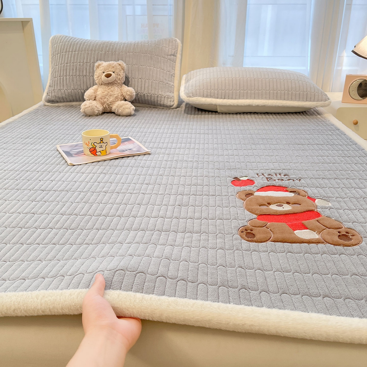 91家纺网 家纺一手货源 找家纺 （总）喜居 2025新款牛奶绒卡通刺绣床褥垫-苹安熊