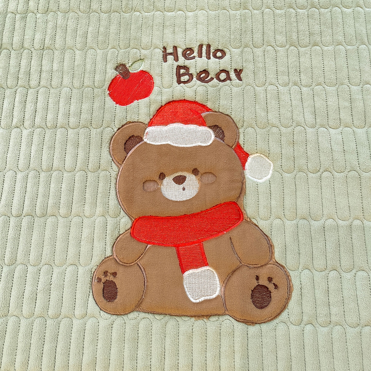 91家纺网 家纺一手货源 找家纺 喜居 2025新款牛奶绒卡通刺绣床褥垫-苹安熊 苹安熊-绿