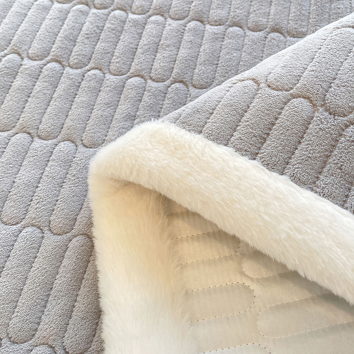 91家纺网 家纺一手货源 找家纺 喜居 2025新款牛奶绒卡通刺绣床褥垫-苹安熊 苹安熊-灰