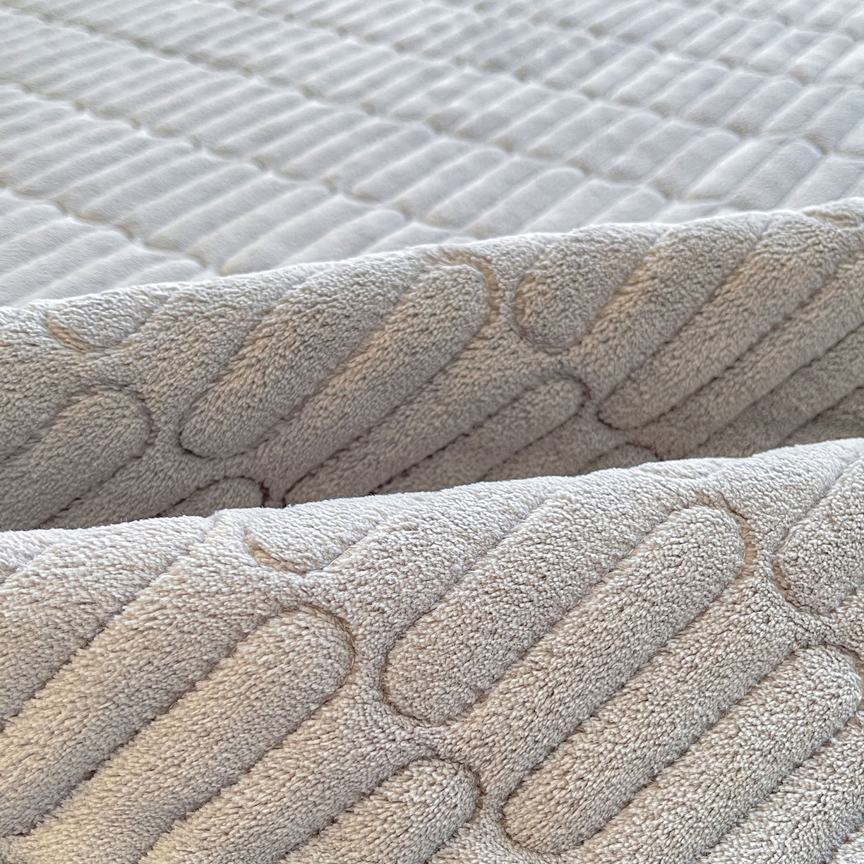 91家纺网 家纺一手货源 找家纺 喜居 2025新款牛奶绒卡通刺绣床褥垫-苹安熊 苹安熊-灰