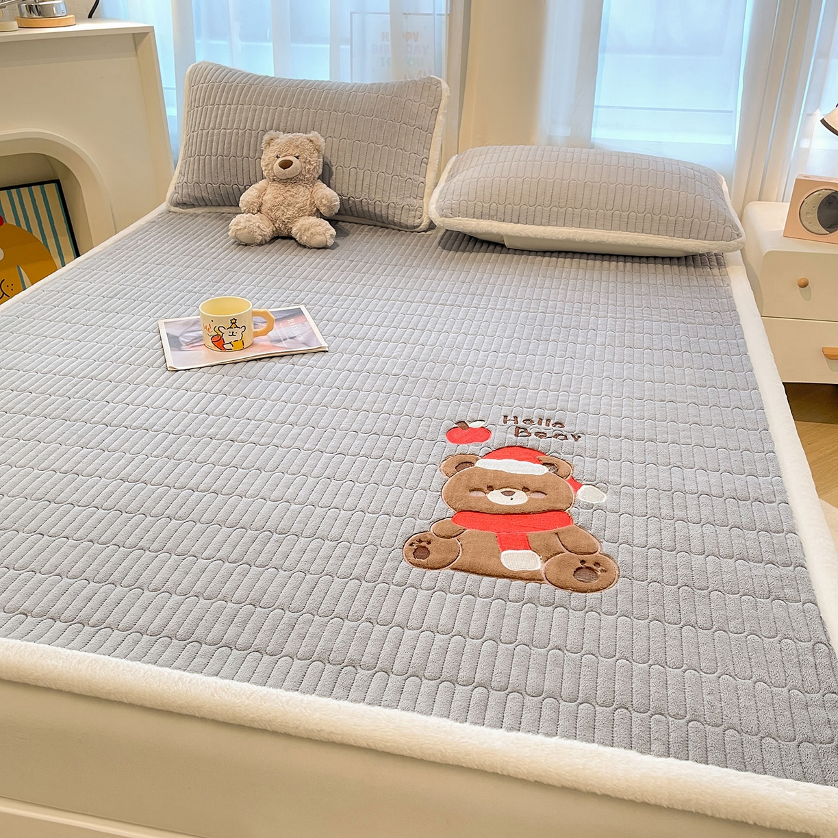 91家纺网 家纺一手货源 找家纺 喜居 2025新款牛奶绒卡通刺绣床褥垫-苹安熊 苹安熊-灰
