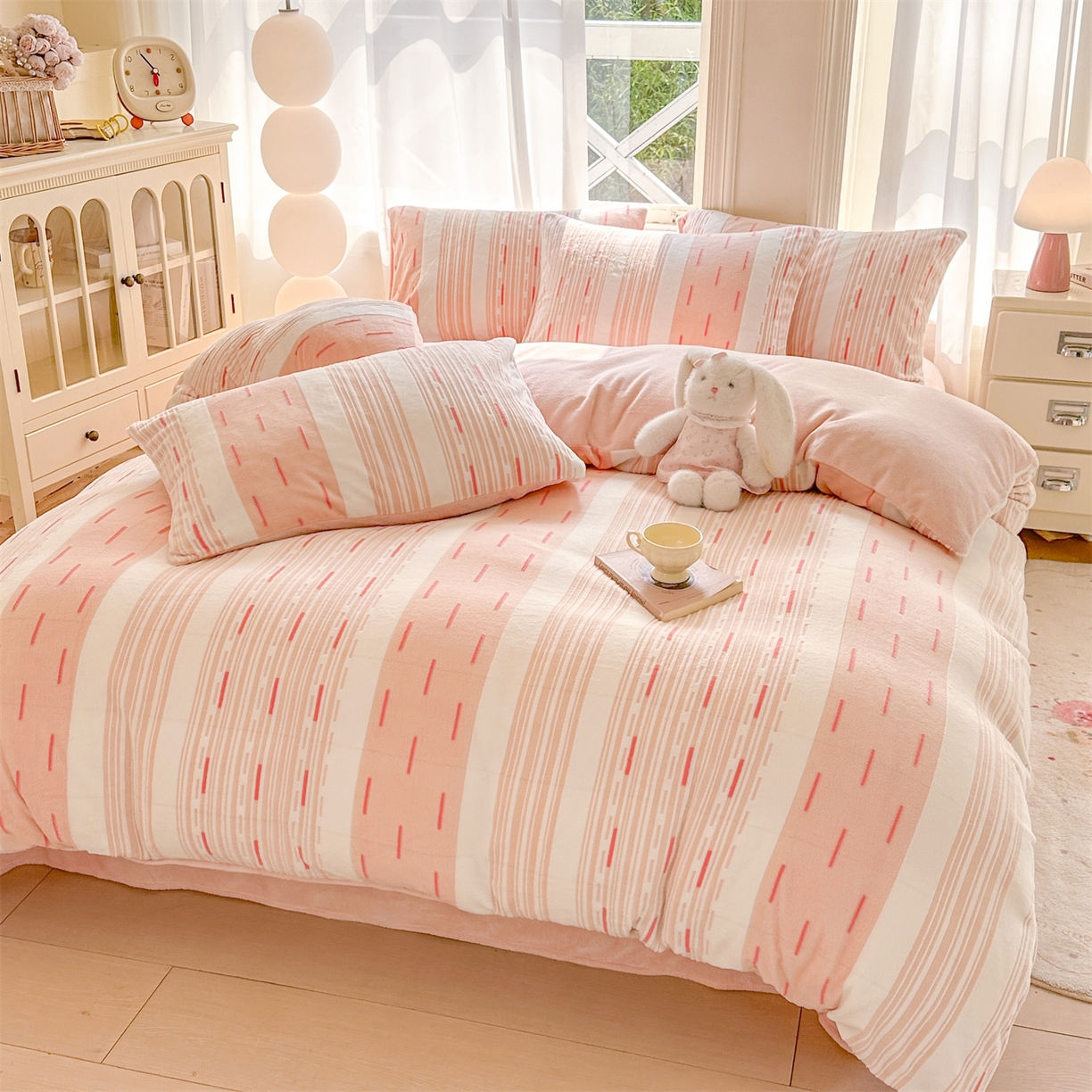 91家纺网 家纺一手货源 找家纺 灰鲸 2025新款立体雕花牛奶绒四件套 速写-粉