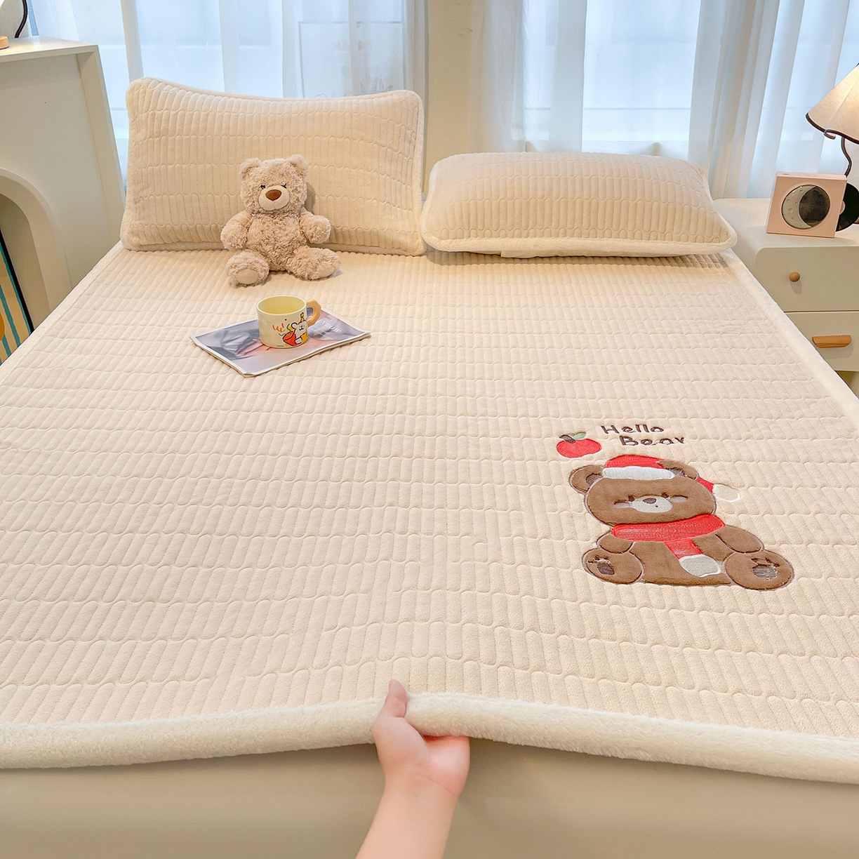 91家纺网 家纺一手货源 找家纺 喜居 2025新款牛奶绒卡通刺绣床褥垫-苹安熊 苹安熊-咖