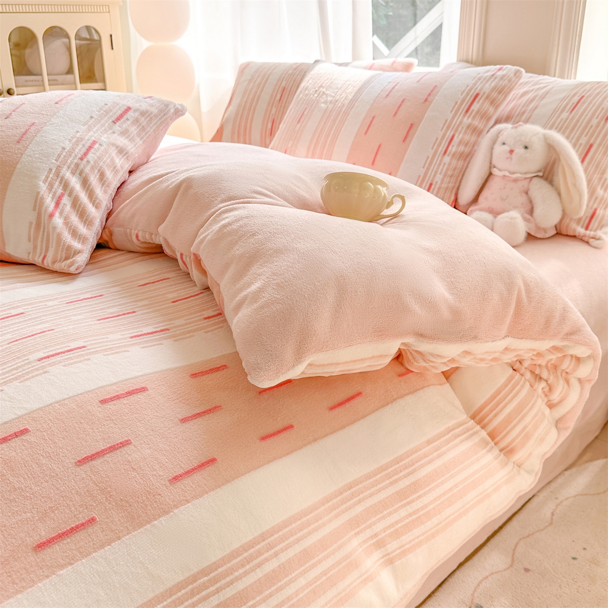 91家纺网 家纺一手货源 找家纺 灰鲸 2025新款立体雕花牛奶绒四件套 速写-粉