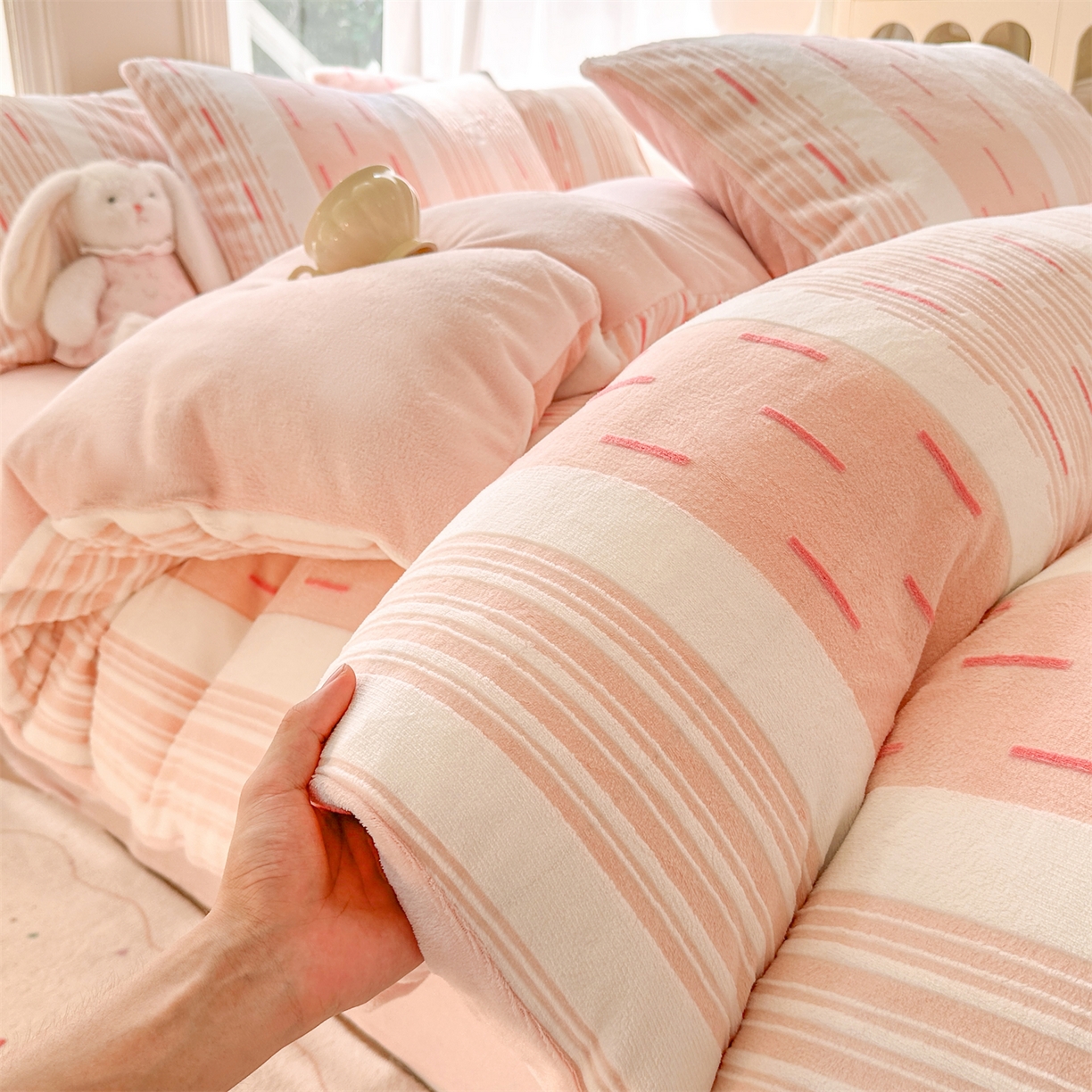 91家纺网 家纺一手货源 找家纺 灰鲸 2025新款立体雕花牛奶绒四件套 速写-粉