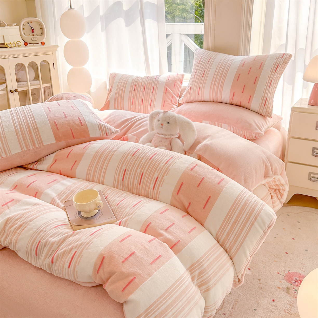 91家纺网 家纺一手货源 找家纺 灰鲸 2025新款立体雕花牛奶绒四件套 速写-粉