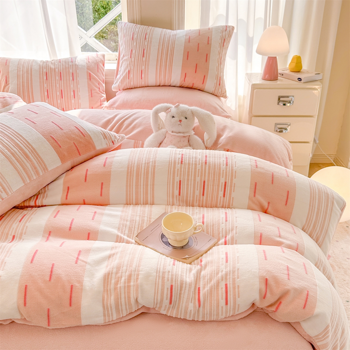 91家纺网 家纺一手货源 找家纺 灰鲸 2025新款立体雕花牛奶绒四件套 速写-粉