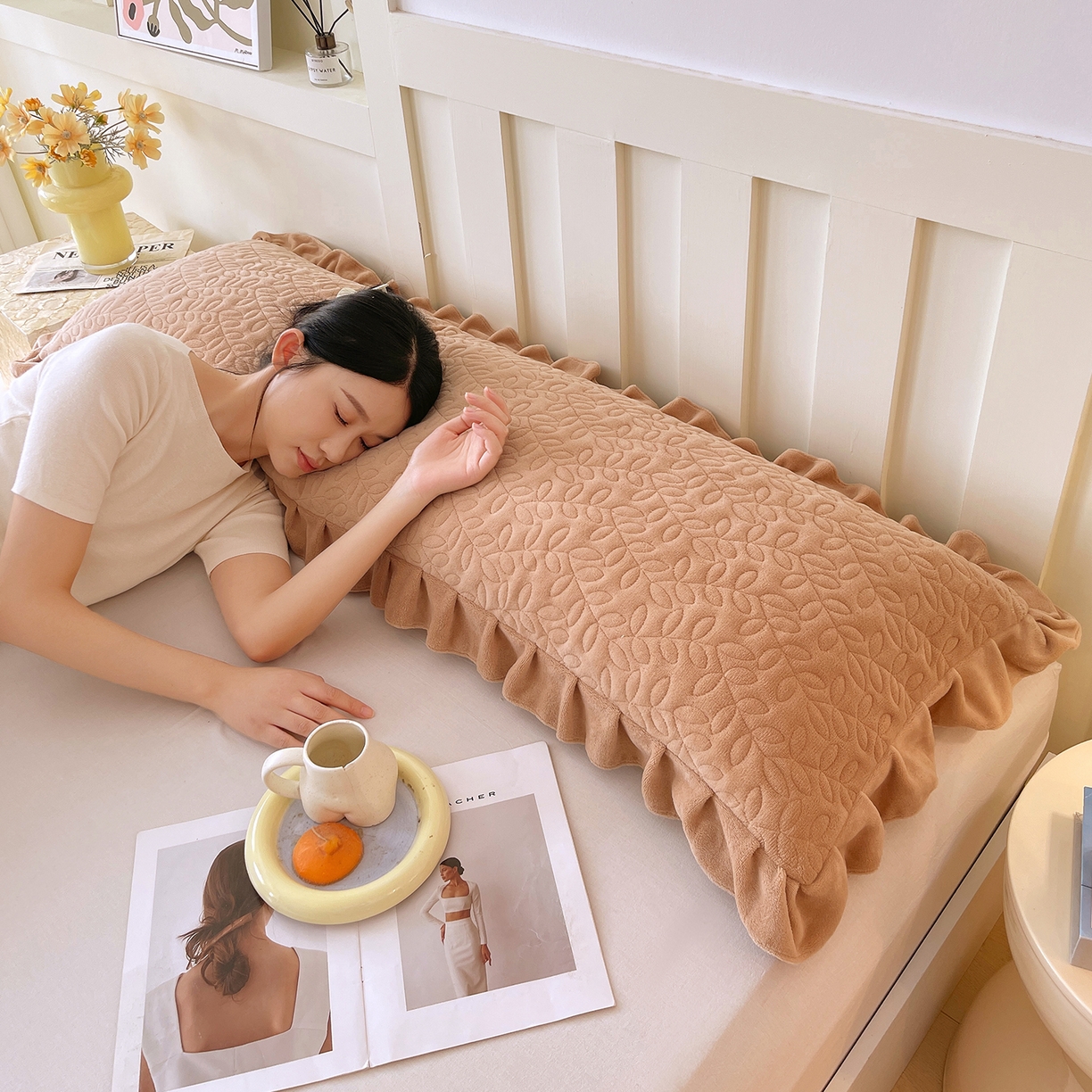 91家纺网 家纺一手货源 找家纺 雨彤家纺 2025新款牛奶绒花边夹棉长枕套 幸运草-经典咖