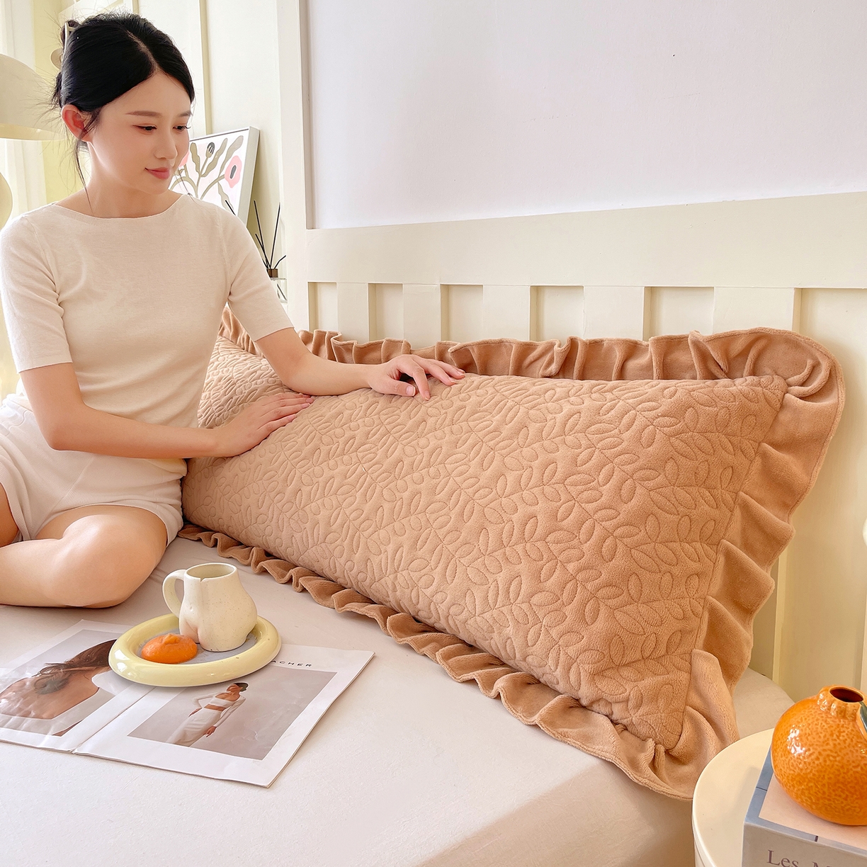 91家纺网 家纺一手货源 找家纺 雨彤家纺 2025新款牛奶绒花边夹棉长枕套 幸运草-经典咖