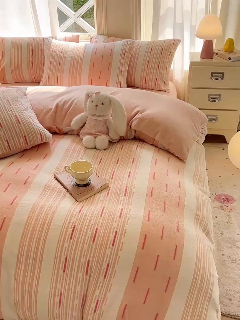 91家纺网 家纺一手货源 找家纺 灰鲸 2025新款立体雕花牛奶绒四件套 速写-粉