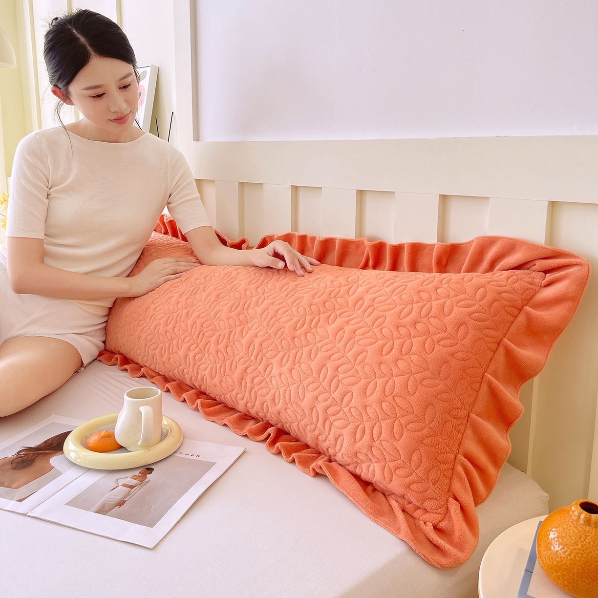 91家纺网 家纺一手货源 找家纺 雨彤家纺 2025新款牛奶绒花边夹棉长枕套 幸运草-桔色