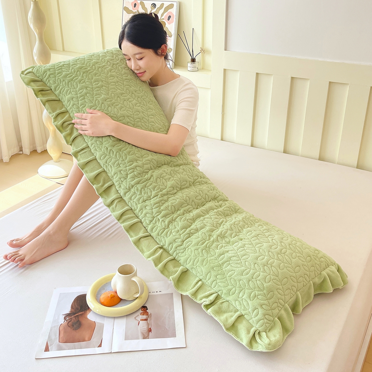 91家纺网 家纺一手货源 找家纺 雨彤家纺 2025新款牛奶绒花边夹棉长枕套 幸运草-嫩绿