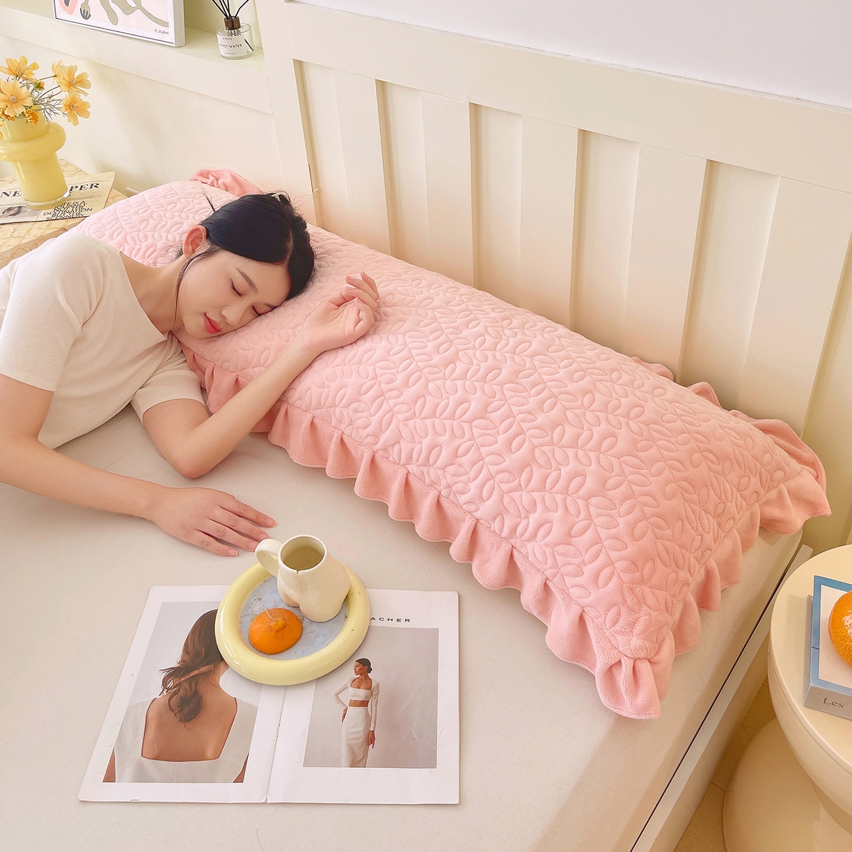 91家纺网 家纺一手货源 找家纺 雨彤家纺 2025新款牛奶绒花边夹棉长枕套 幸运草-淡粉