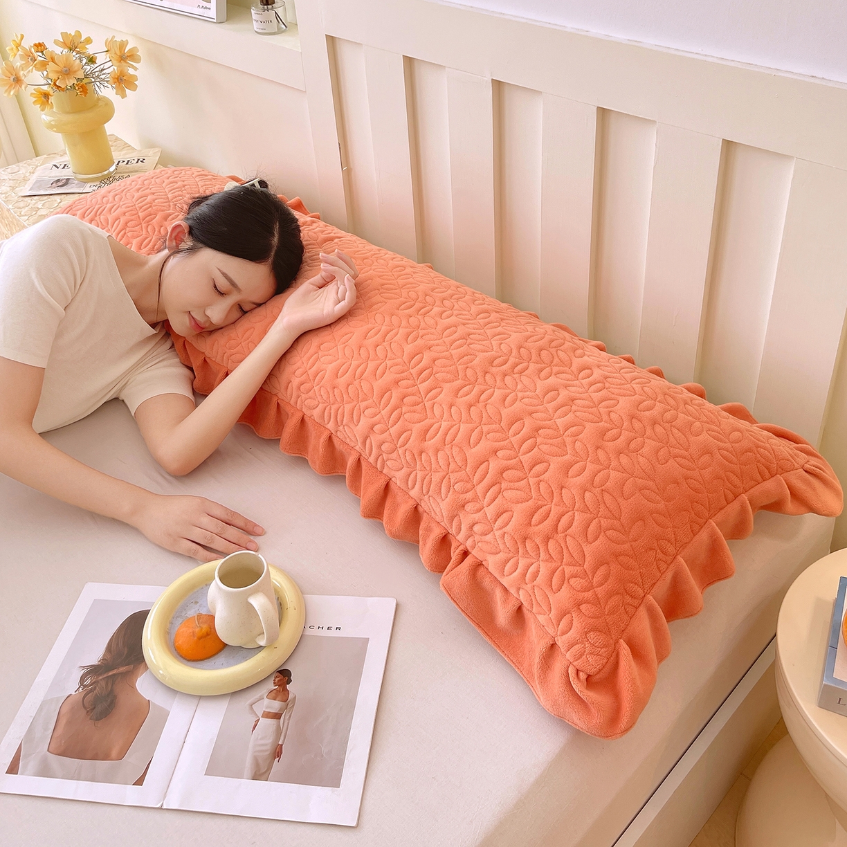 91家纺网 家纺一手货源 找家纺 雨彤家纺 2025新款牛奶绒花边夹棉长枕套 幸运草-桔色