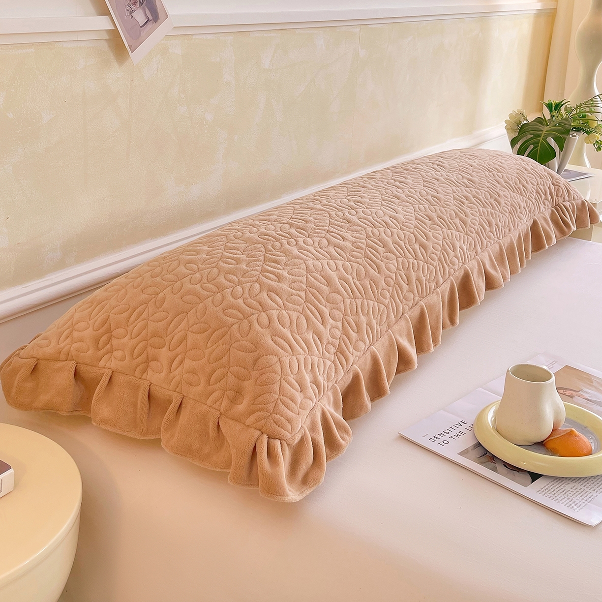 91家纺网 家纺一手货源 找家纺 雨彤家纺 2025新款牛奶绒花边夹棉长枕套 幸运草-经典咖