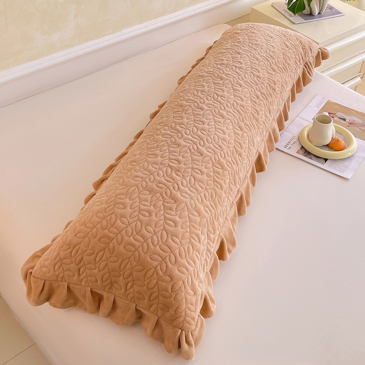 91家纺网 家纺一手货源 找家纺 雨彤家纺 2025新款牛奶绒花边夹棉长枕套 幸运草-经典咖