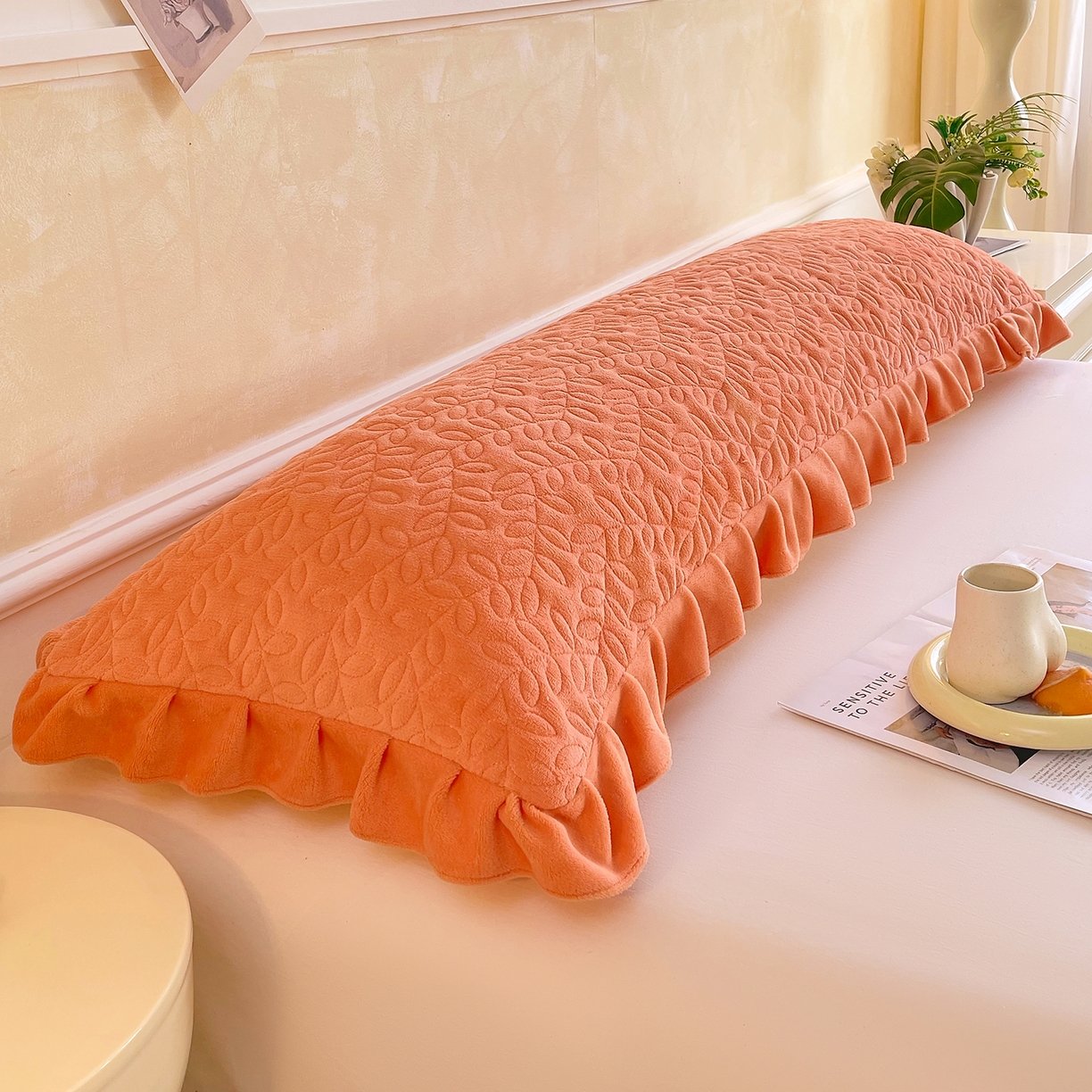 91家纺网 家纺一手货源 找家纺 雨彤家纺 2025新款牛奶绒花边夹棉长枕套 幸运草-桔色