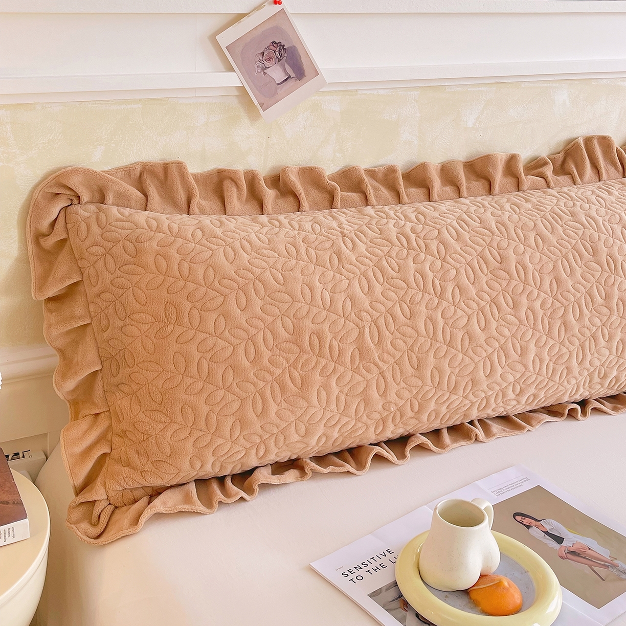 91家纺网 家纺一手货源 找家纺 雨彤家纺 2025新款牛奶绒花边夹棉长枕套 幸运草-经典咖