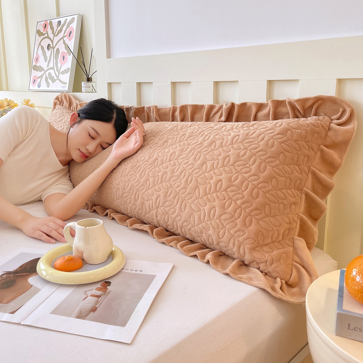 91家纺网 家纺一手货源 找家纺 雨彤家纺 2025新款牛奶绒花边夹棉长枕套 幸运草-经典咖