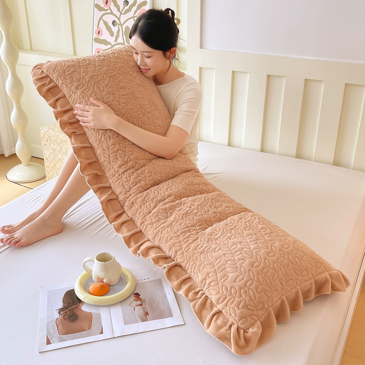 91家纺网 家纺一手货源 找家纺 雨彤家纺 2025新款牛奶绒花边夹棉长枕套 幸运草-经典咖