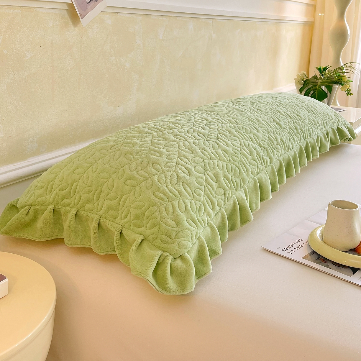 91家纺网 家纺一手货源 找家纺 雨彤家纺 2025新款牛奶绒花边夹棉长枕套 幸运草-嫩绿