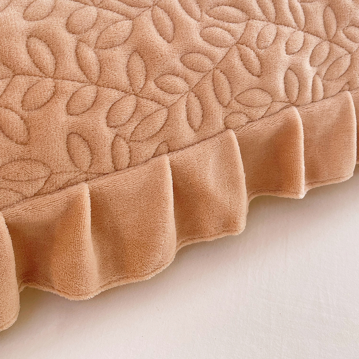 91家纺网 家纺一手货源 找家纺 雨彤家纺 2025新款牛奶绒花边夹棉长枕套 幸运草-经典咖