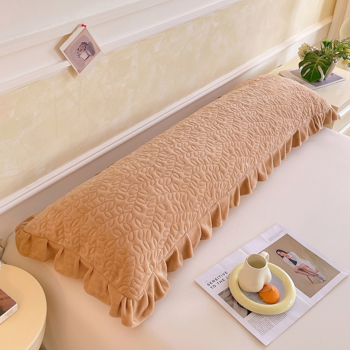 91家纺网 家纺一手货源 找家纺 雨彤家纺 2025新款牛奶绒花边夹棉长枕套 幸运草-经典咖