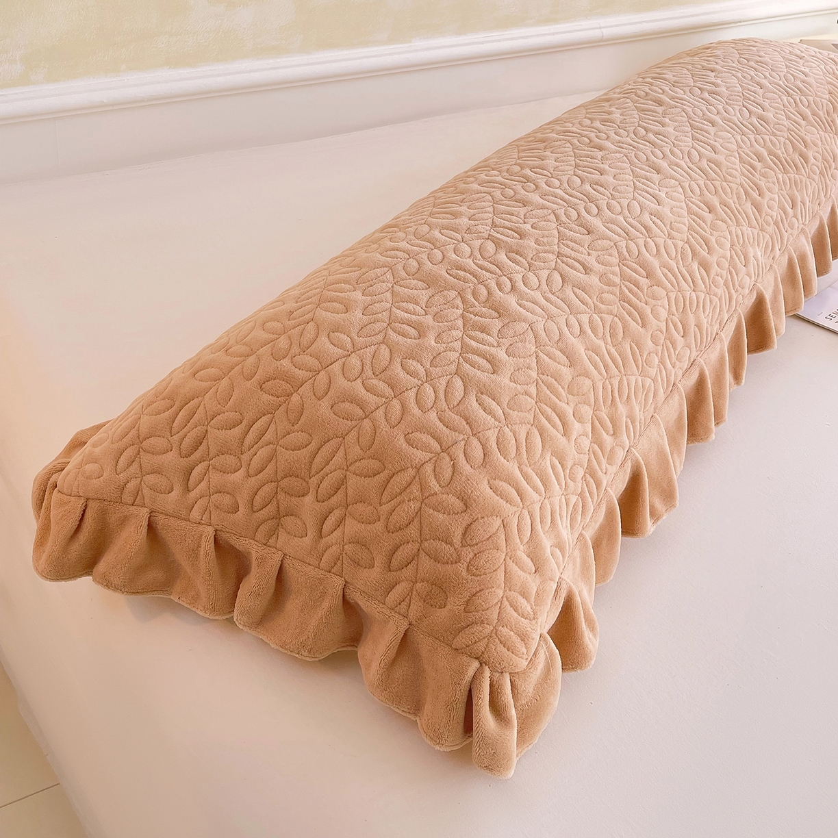 91家纺网 家纺一手货源 找家纺 雨彤家纺 2025新款牛奶绒花边夹棉长枕套 幸运草-经典咖