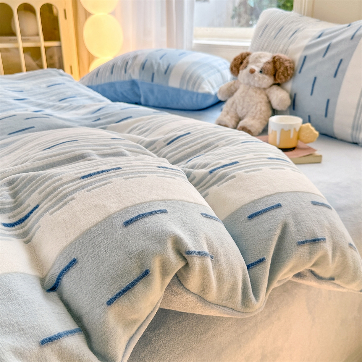 91家纺网 家纺一手货源 找家纺 灰鲸 2025新款立体雕花牛奶绒四件套 速写-蓝