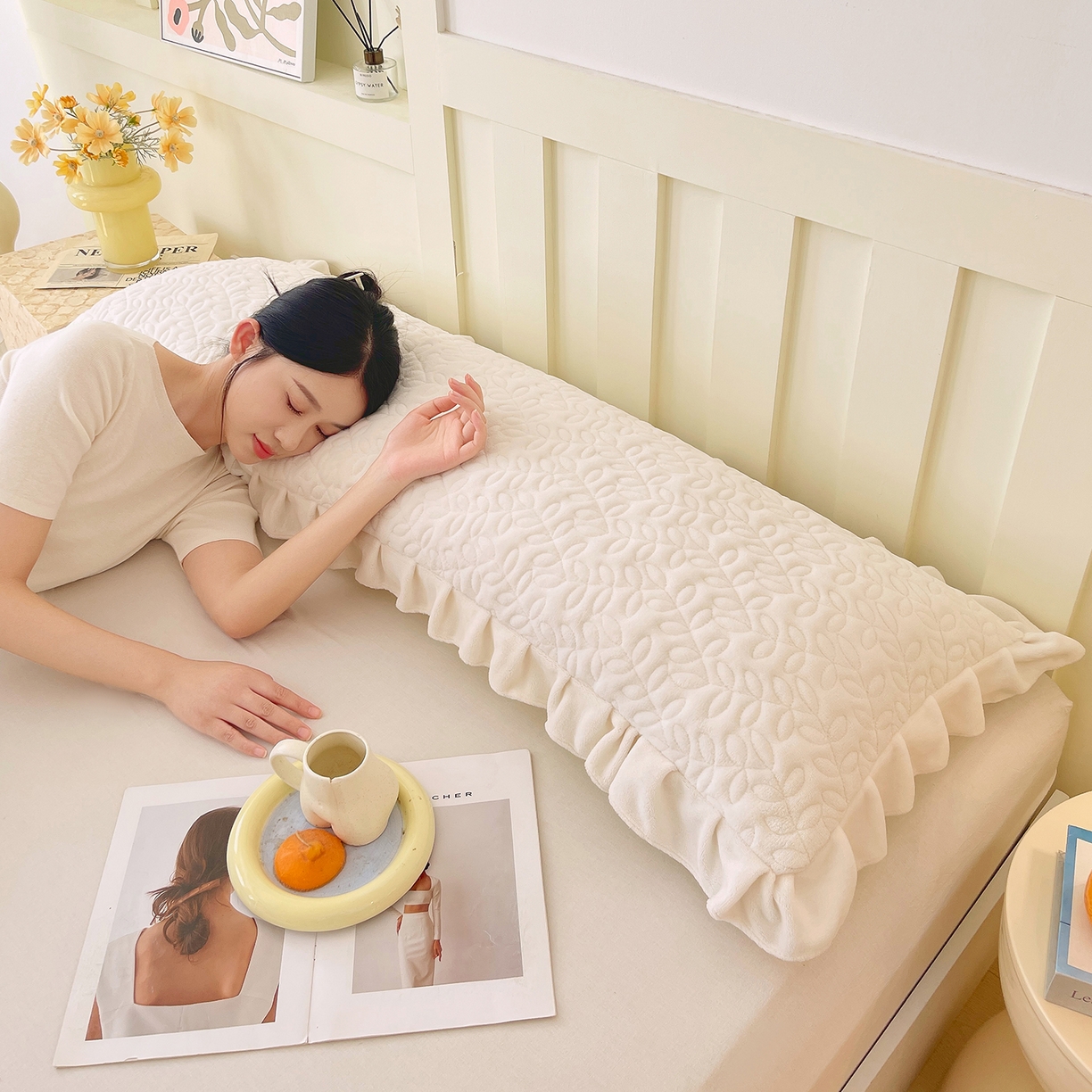 91家纺网 家纺一手货源 找家纺 雨彤家纺 2025新款牛奶绒花边夹棉长枕套 幸运草-奶白