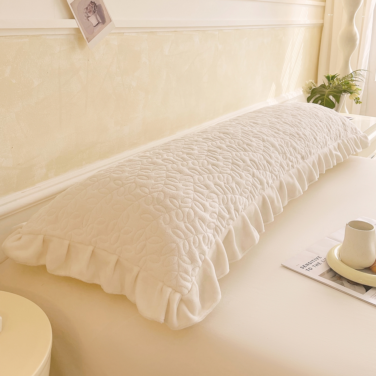 91家纺网 家纺一手货源 找家纺 雨彤家纺 2025新款牛奶绒花边夹棉长枕套 幸运草-奶白