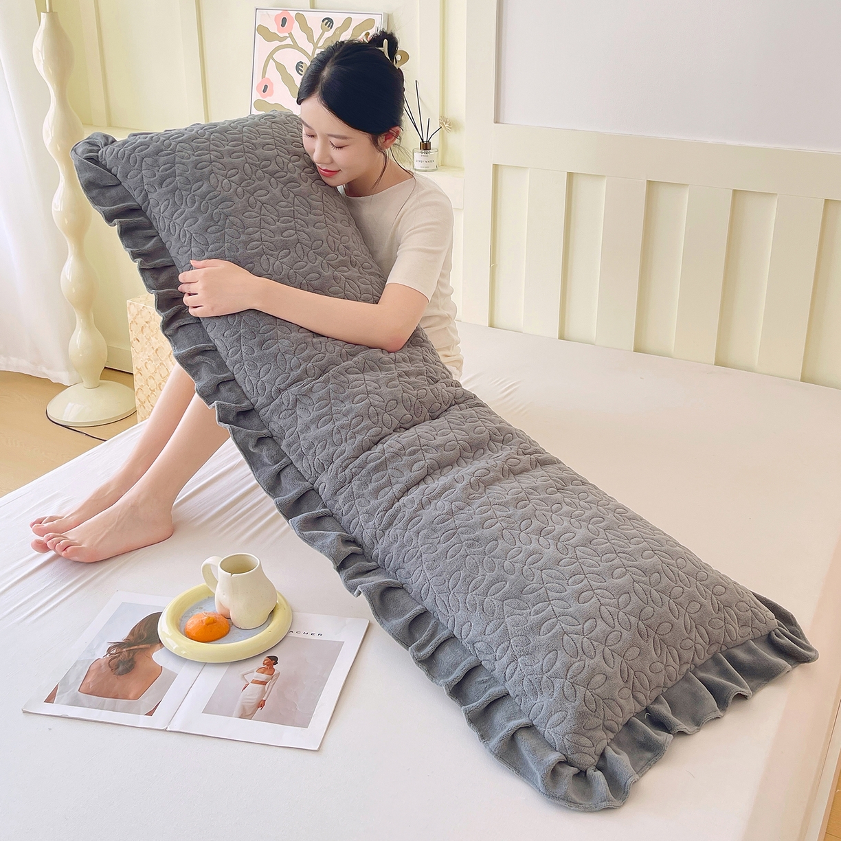 91家纺网 家纺一手货源 找家纺 雨彤家纺 2025新款牛奶绒花边夹棉长枕套 幸运草-高级灰