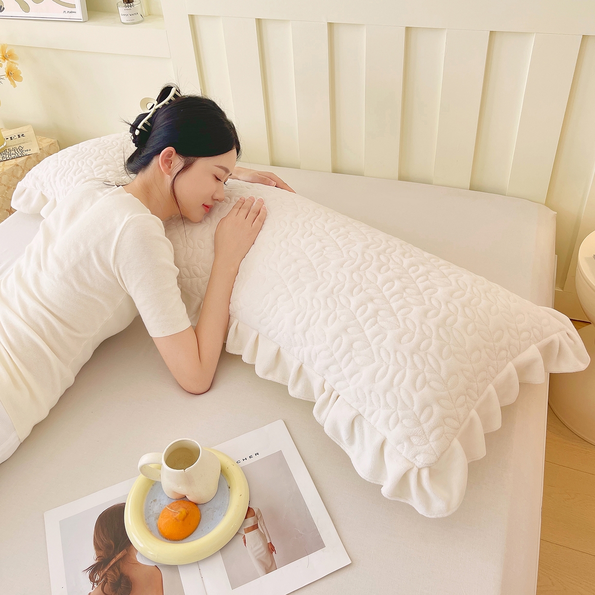 91家纺网 家纺一手货源 找家纺 雨彤家纺 2025新款牛奶绒花边夹棉长枕套 幸运草-奶白