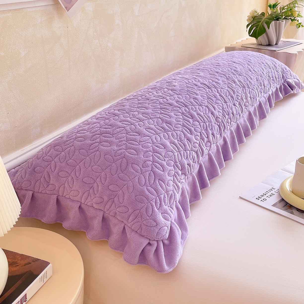 91家纺网 家纺一手货源 找家纺 雨彤家纺 2025新款牛奶绒花边夹棉长枕套 幸运草-香芋紫